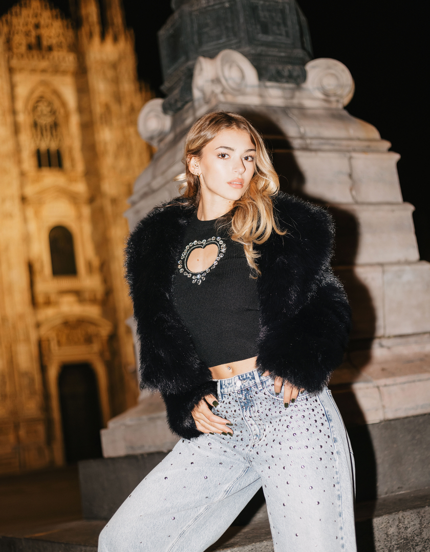 Pull Ajusté Noir avec Détails Découpe et Strass