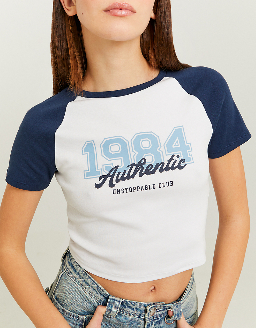 TALLY WEiJL, Weisses Cropped T-Shirt mit blauem Varsity Print for Women